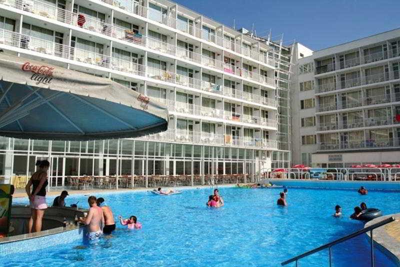 Korona Hotel Pantai Sunny Bagian luar foto