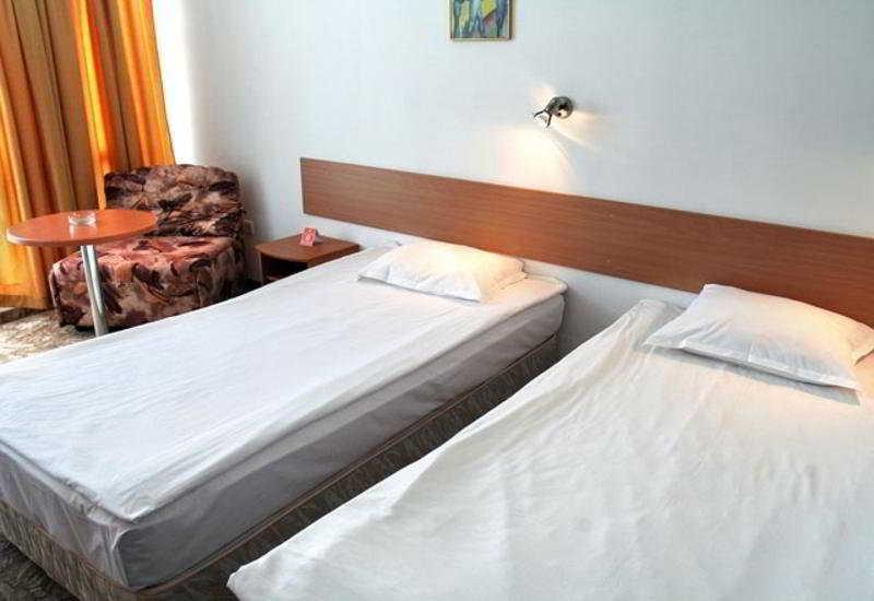 Korona Hotel Pantai Sunny Bagian luar foto